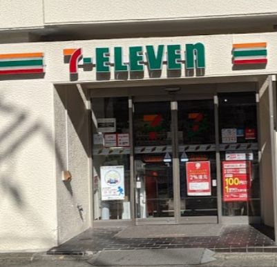 コンビニ　セブンイレブン　北参道駅前店（コンビニ）まで97m
