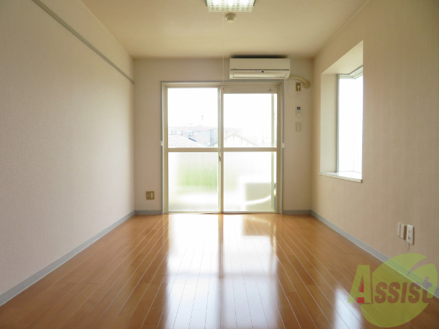 居室・リビング　リビングは、奥行のあるお部屋になっています。