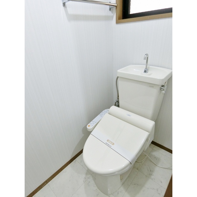 トイレ　リフォーム具合により床材など仕様が異なる