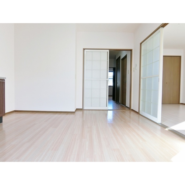 居室・リビング　リフォーム具合により床材など仕様が異なる