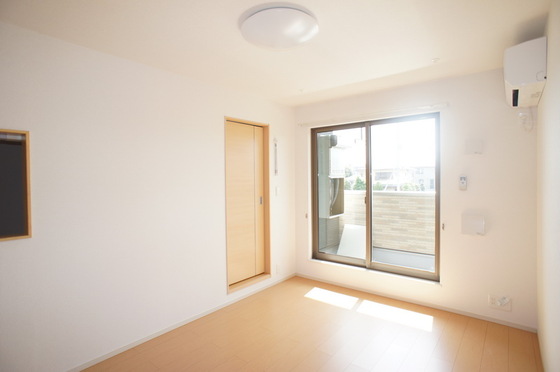 居室・リビング　日当たり良い室内