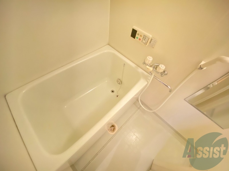 バス・シャワールーム　追い焚き機能が付いているのでいつでも温かいお風呂に入れますよ