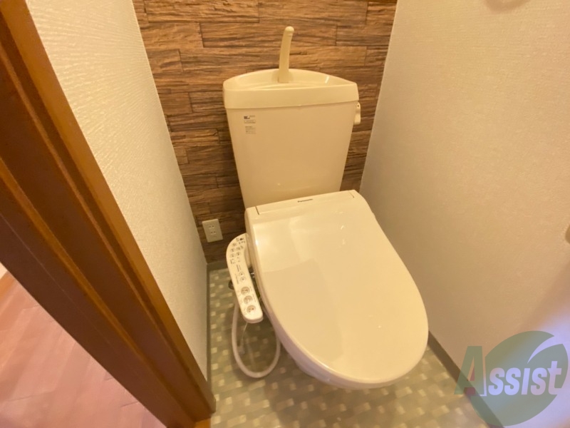 トイレ　嬉しいウォシュレット機能付きです。シャワートイレは便利ですね