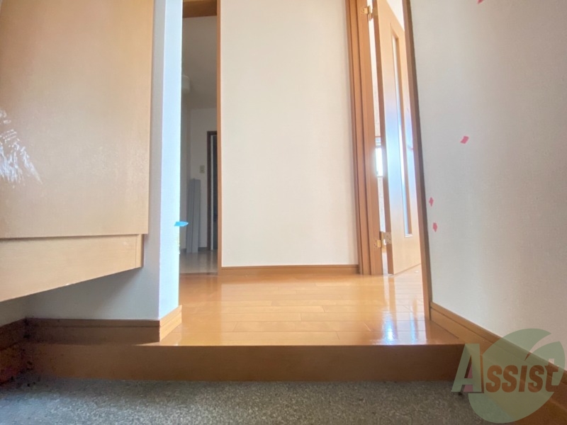 玄関　玄関から撮影しました。敷居が高くなくて安心ですね。