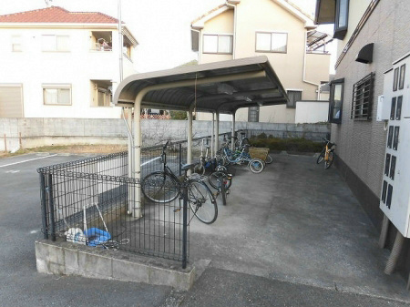 その他共有部分　屋根つき駐輪場あります！