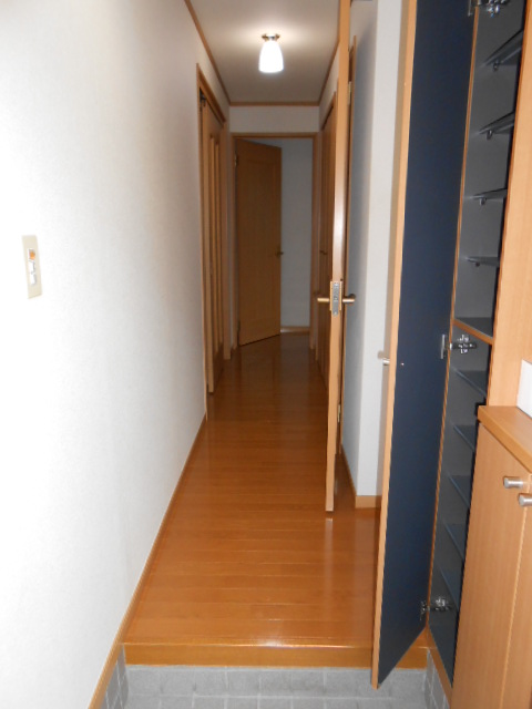 玄関　天井高シューズボックス完備・小物収納棚あり