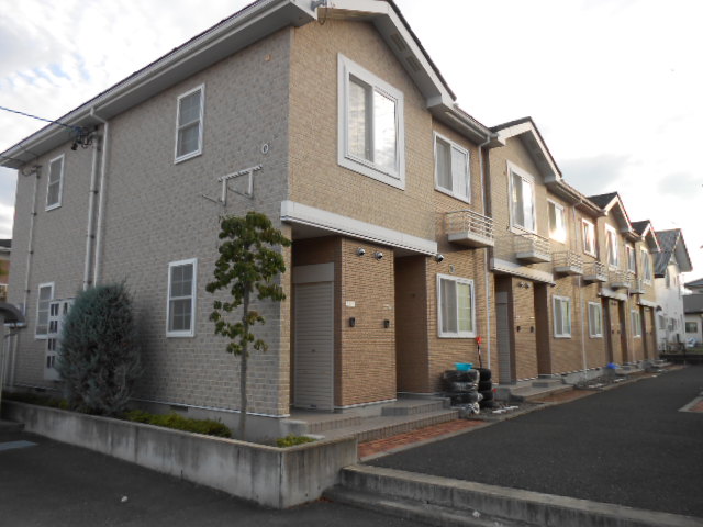 建物外観　建物玄関側（北面）を北東方向より撮影