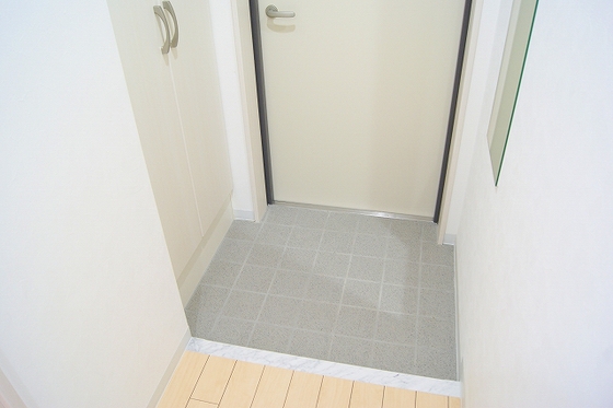 玄関　※別号室の写真です