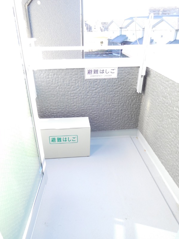 バルコニー　陽が差し込むバルコニー