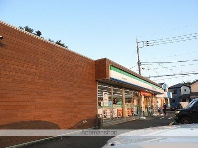 コンビニ　ファミリーマート（コンビニ）まで520m