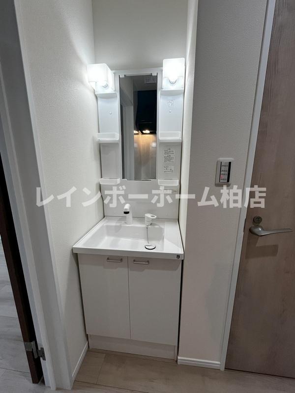 洗面設備　明るい洗面所です