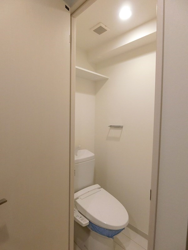 トイレ　温水洗浄便座、上部収納付き