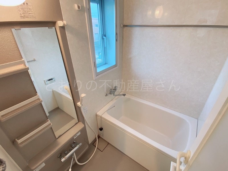 バス・シャワールーム　中部屋ため窓はありません。