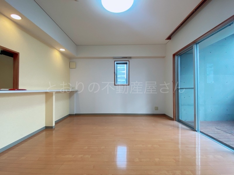 居室・リビング　中部屋のため壁の窓はありません。