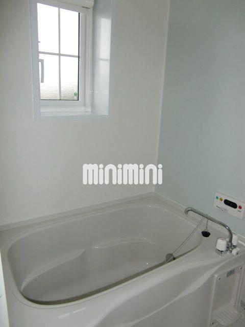 バス・シャワールーム　窓付きのお風呂