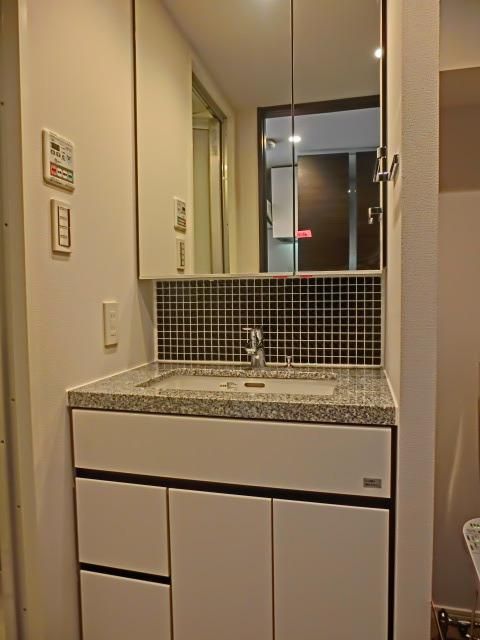 洗面設備　天然石の天板仕様大型洗面台