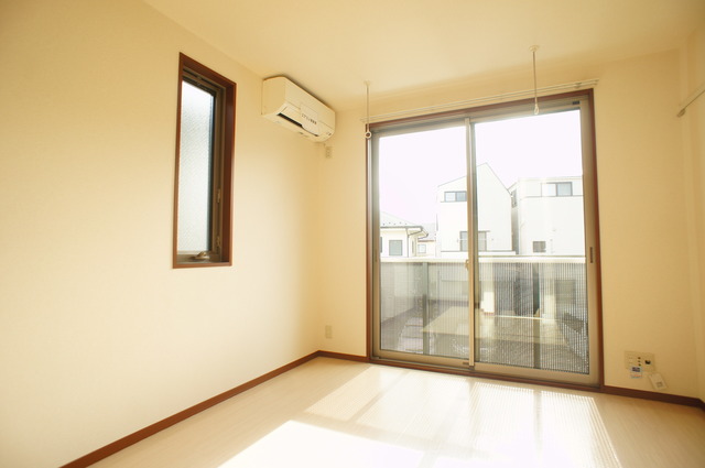 居室・リビング　２面採光で風通しの良いフローリングの洋室です