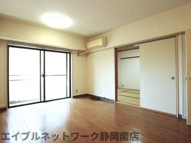 居室・リビング　こちらの居間で趣味の時間をお楽しみください