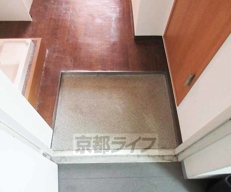 玄関　簡素な玄関です