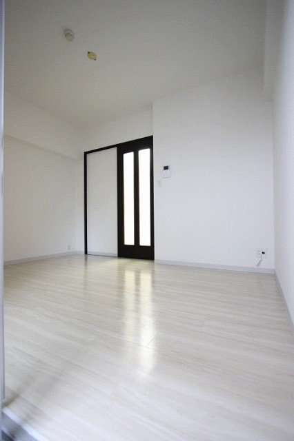 居室・リビング　同物件別号室のものです。