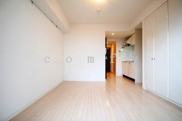 居室・リビング　白が基調の明るいダイニング