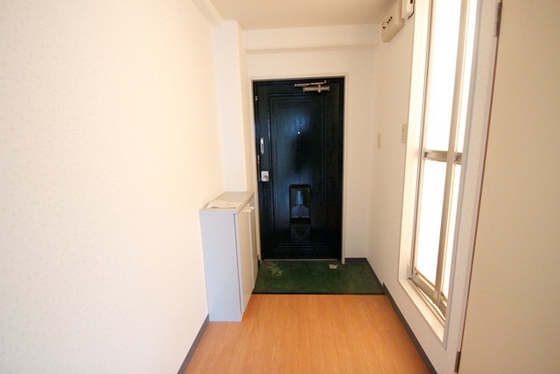 玄関　※同タイプ、別部屋の写真です