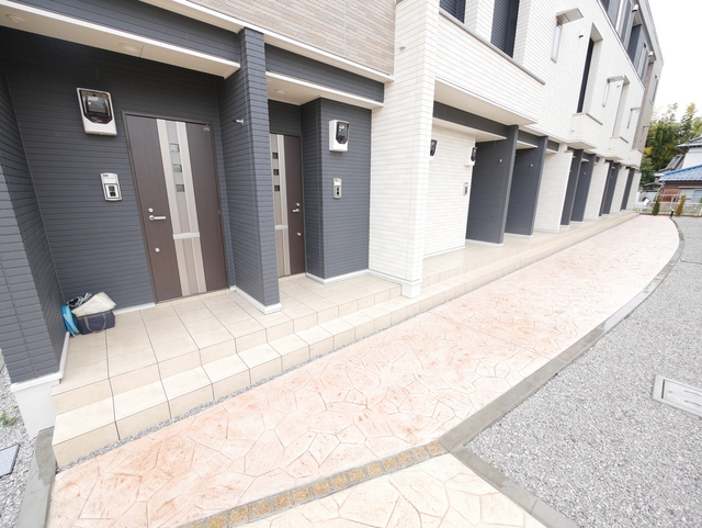 エントランス　★明るい色のタイルが鮮やかなエントランスです★