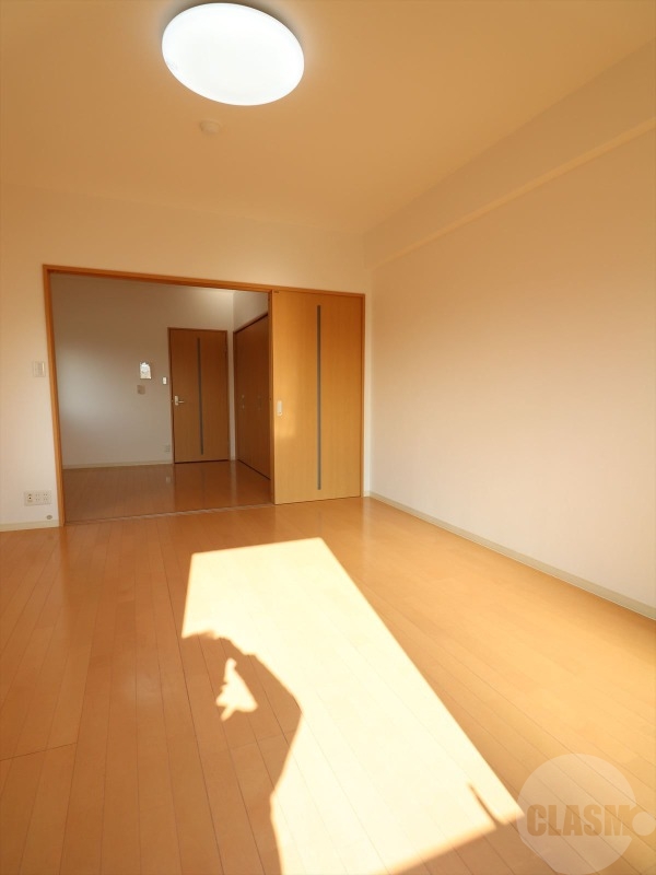 居室・リビング　７．５帖の洋室、４．５帖洋室