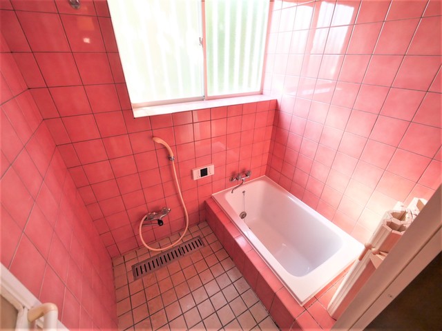 バス・シャワールーム　採光のあるバスルーム