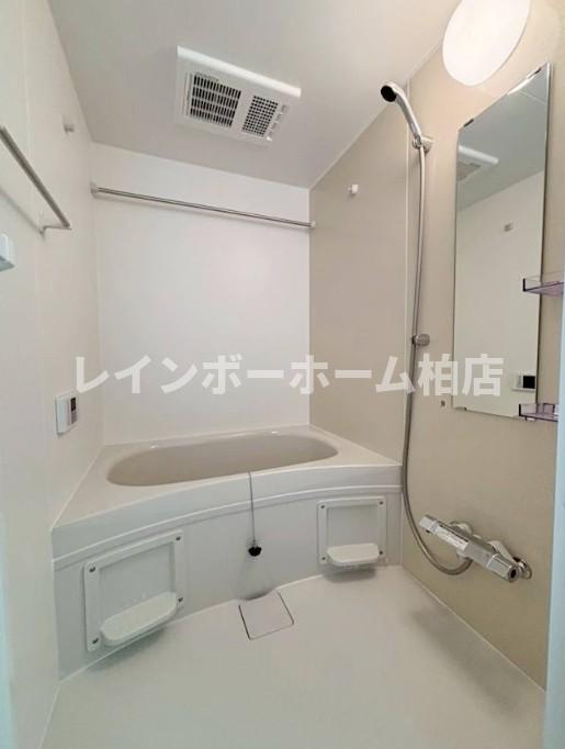 バス・シャワールーム　落ち着いた空間のお風呂です