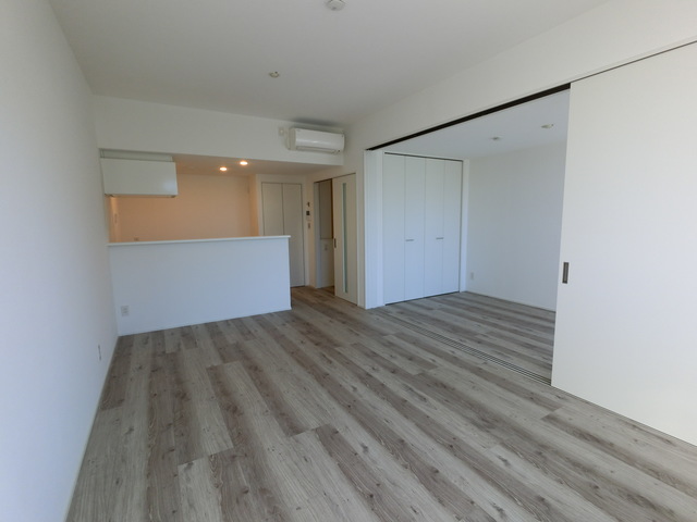 居室・リビング　白基調の清潔感漂う内装