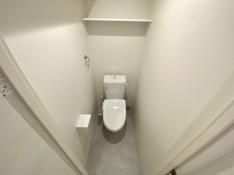 トイレ　スマホ置けます、上部の棚も意外と便利