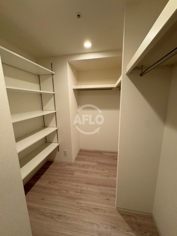 収納　Metrosa谷町六丁目South　ウォークインクローゼット