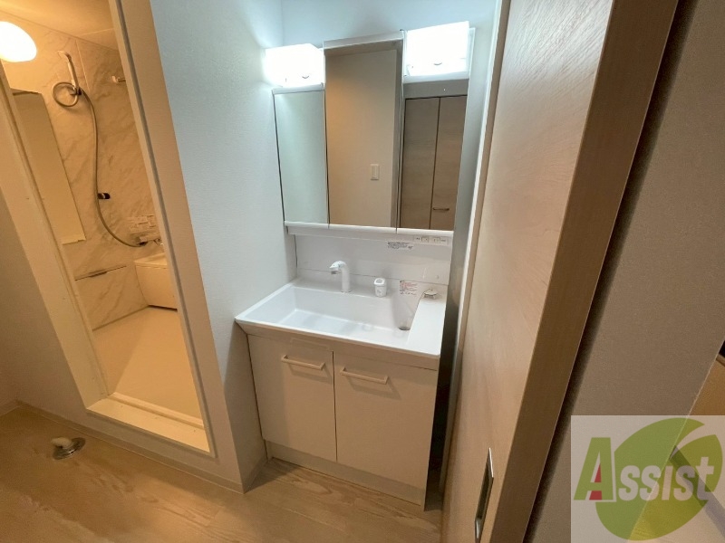 洗面設備　大きくて使いやすそうな独立洗面台になっています。