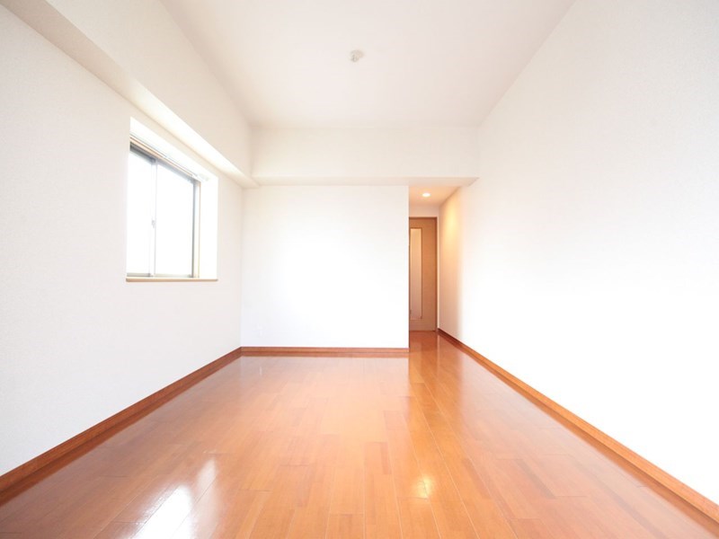 居室・リビング　ＬＤＫ13帖　独立型キッチン　エアコン完備　バルコニー