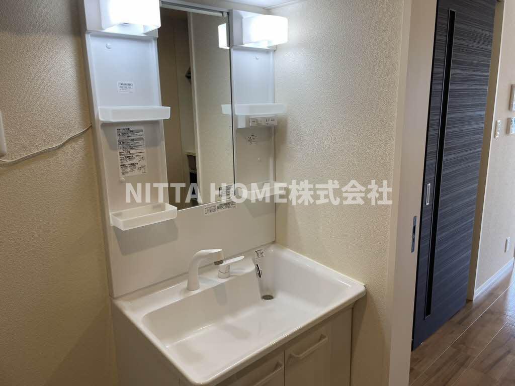 洗面設備　シャワー付き洗面台で毎朝の身支度も楽々◎