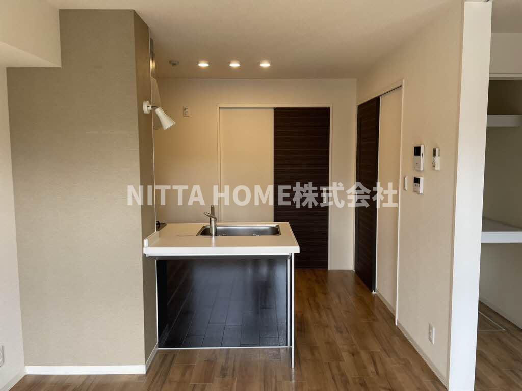 居室・リビング　カウンターキッチン付きのお洒落なリビングです♪