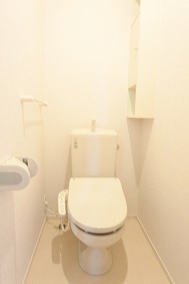 トイレ　落ち着いた色調のトイレです