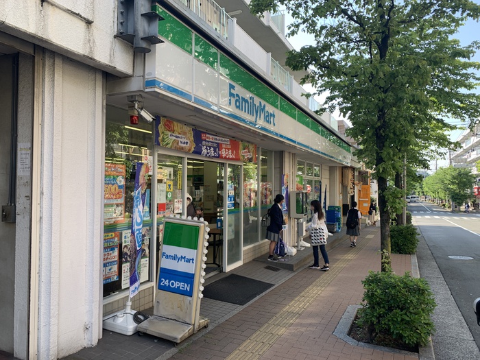 コンビニ　ファミリーマート 市ヶ尾駅北口店（コンビニ）まで84m