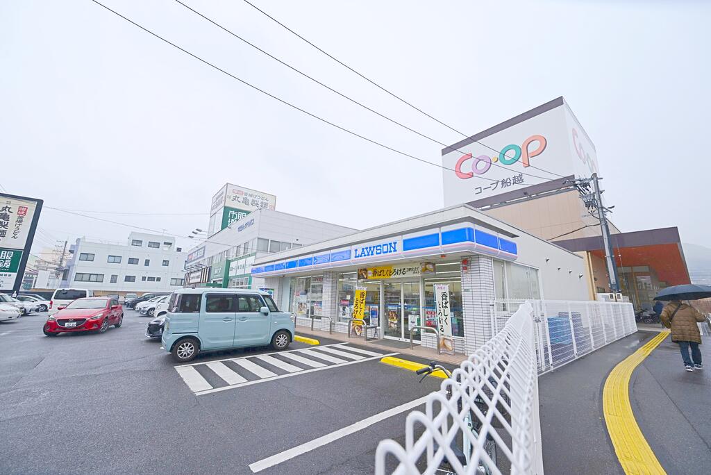 コンビニ　ローソン安芸区役所前店（コンビニ）まで642m