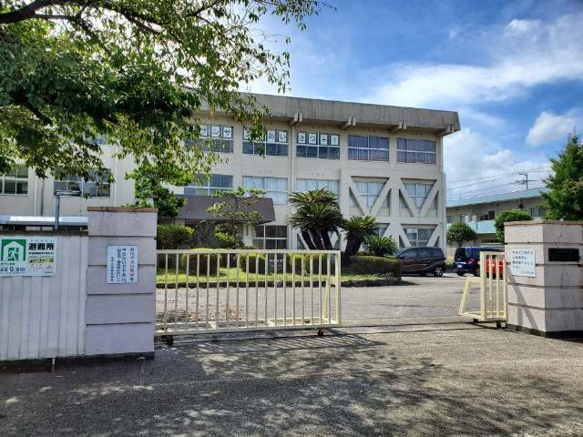 中学校　新居浜市立南中学校（中学校）まで660m