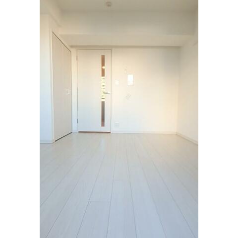 居室・リビング　白基調の洋室♪