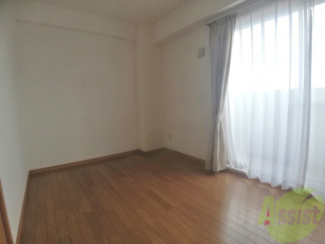 居室・リビング　ピカピカした床が清潔感のある綺麗なお部屋です。