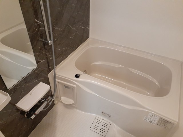 バス・シャワールーム　ご家族や長時間入浴に便利な追い炊き機能付きです♪