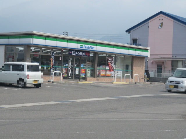 コンビニ　ファミリーマート（コンビニ）まで757m