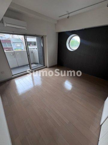 居室・リビング　こちらのリビングで趣味の時間をお楽しみください