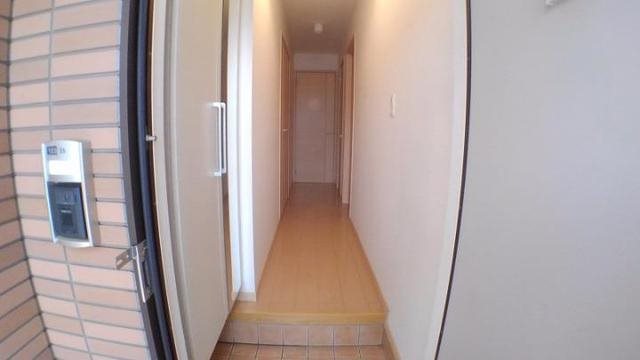 玄関　※別号室の写真です。