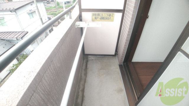 バルコニー　リビングからつながるバルコニーは陽の光がよく当たる快適空間