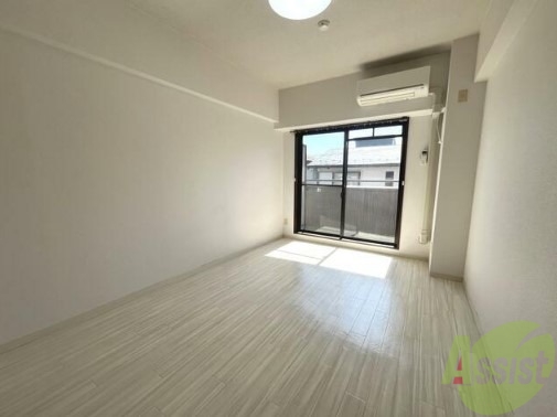 居室・リビング　７帖のリビングは収納と窓があり、陽の光が気持ちよく差します