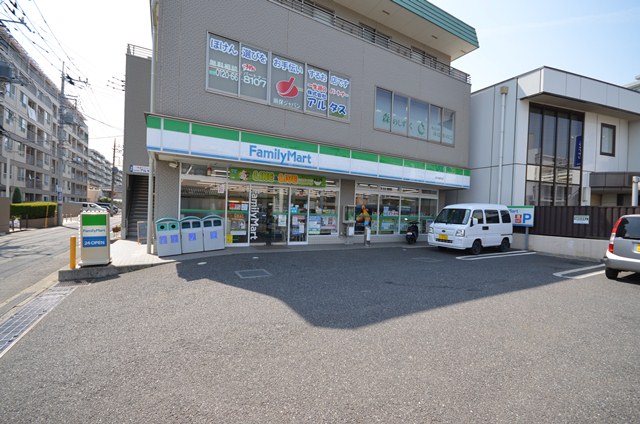 コンビニ　ファミリーマート（コンビニ）まで369m